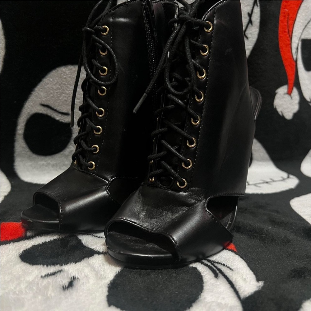 Black boot heels w/ toe cut out
(fits like 7 1/2)
